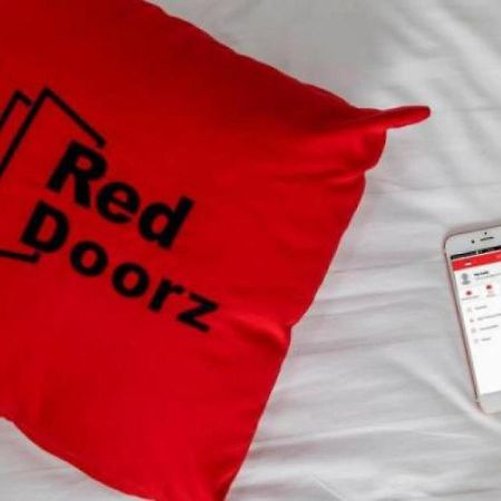 Reddoorz Near Universitas Wijaya Kusuma Сурабая Экстерьер фото