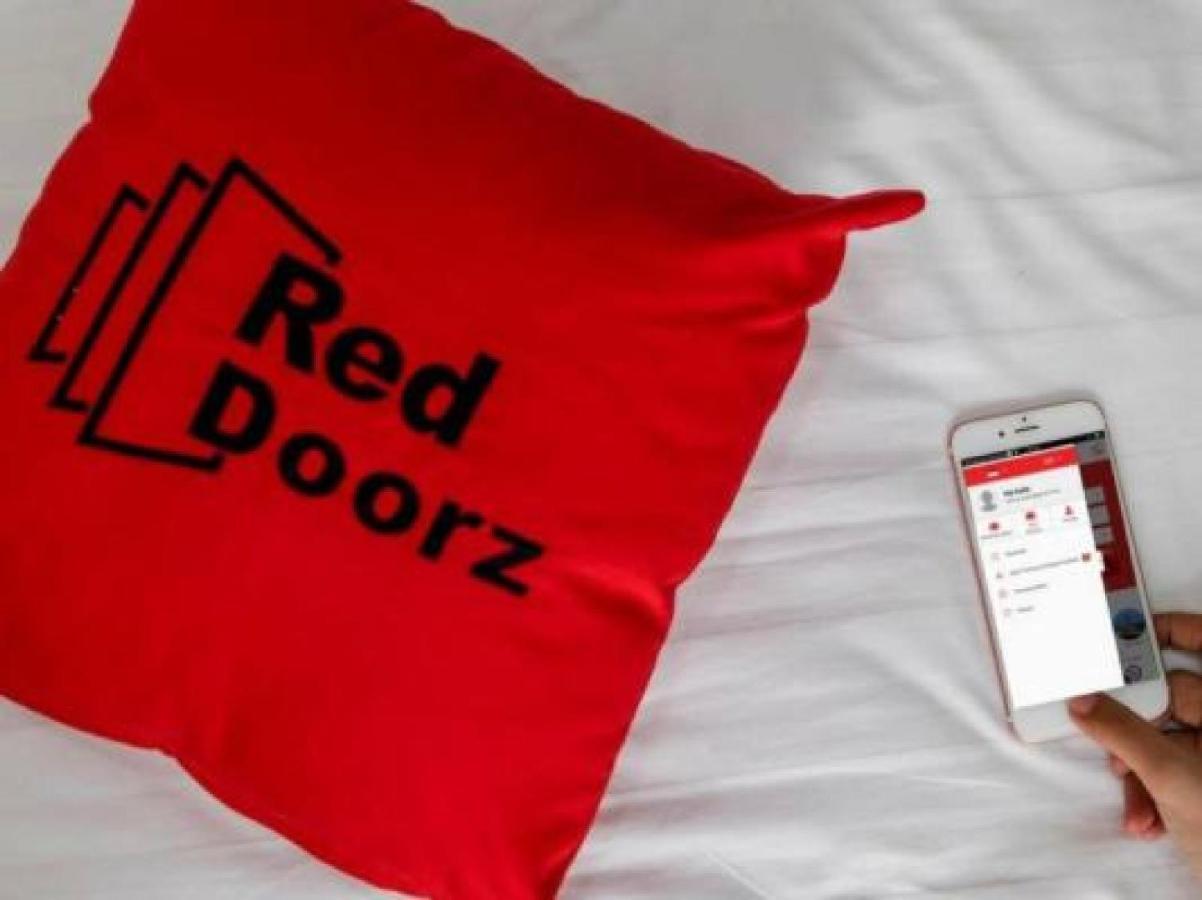 Reddoorz Near Universitas Wijaya Kusuma Сурабая Экстерьер фото